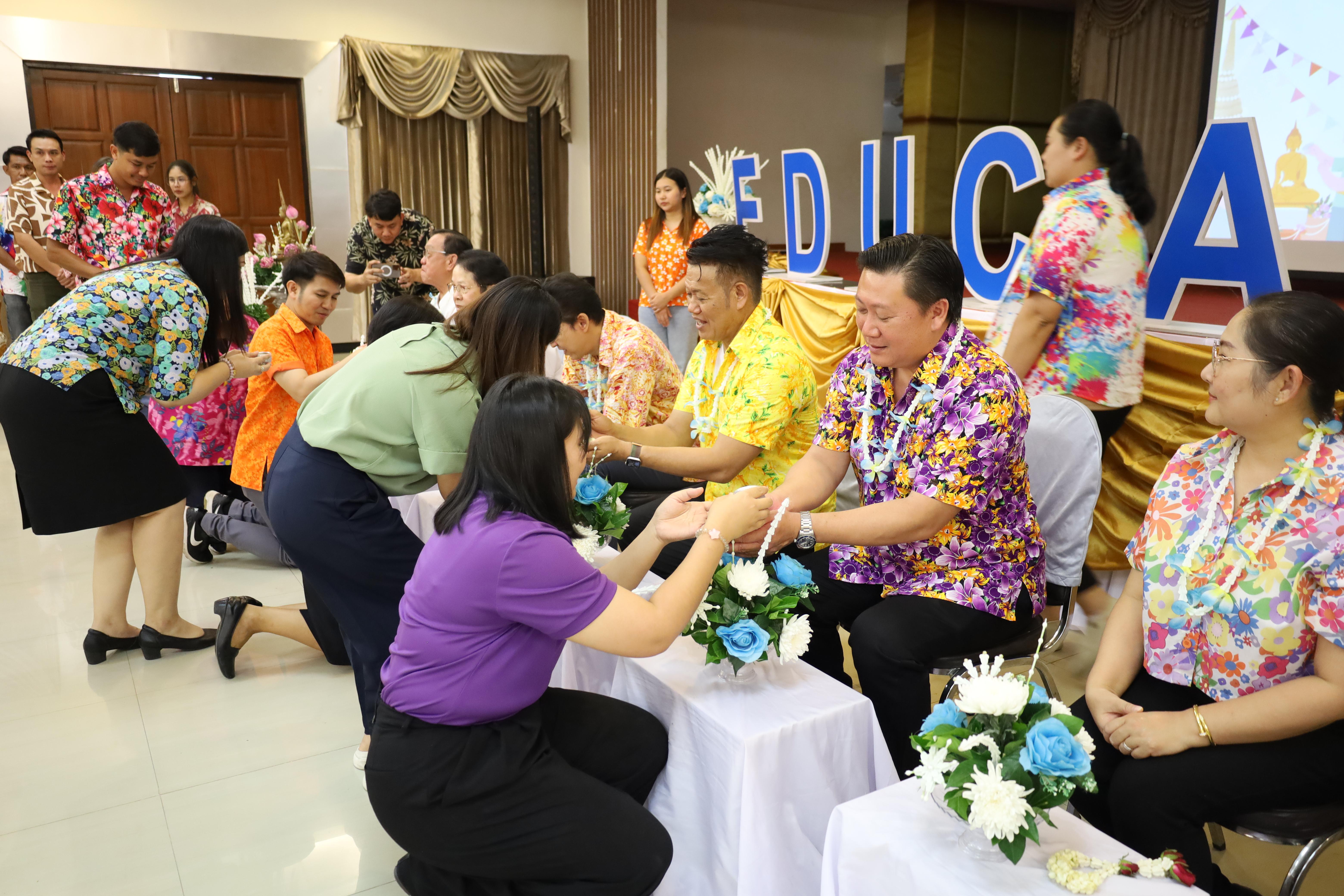 189. วันที่ 26 เมษายน 2568 สาขาการบริหารการศึกษา ได้จัดกิจกรรมรดน้ำดำหัวคณาจารย์ระดับบัณฑิตศึกษา ประจำสาขาการบริหารการศึกษา ณ ห้องประชุมครุร่มสัก 1 ชั้น 3 อาคารคณะครุศาสตร์